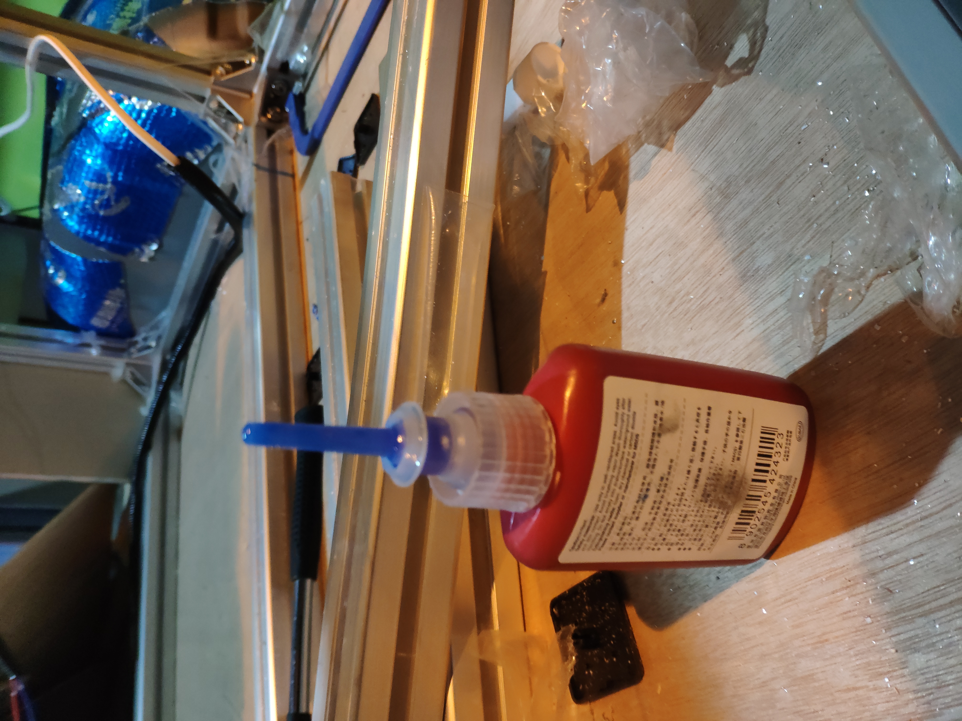 就是张这样的螺丝胶，拧螺丝前加点胶水，可以防止螺丝松动，这种事慢干型防松动螺丝胶，也就是用大力还可以 ...