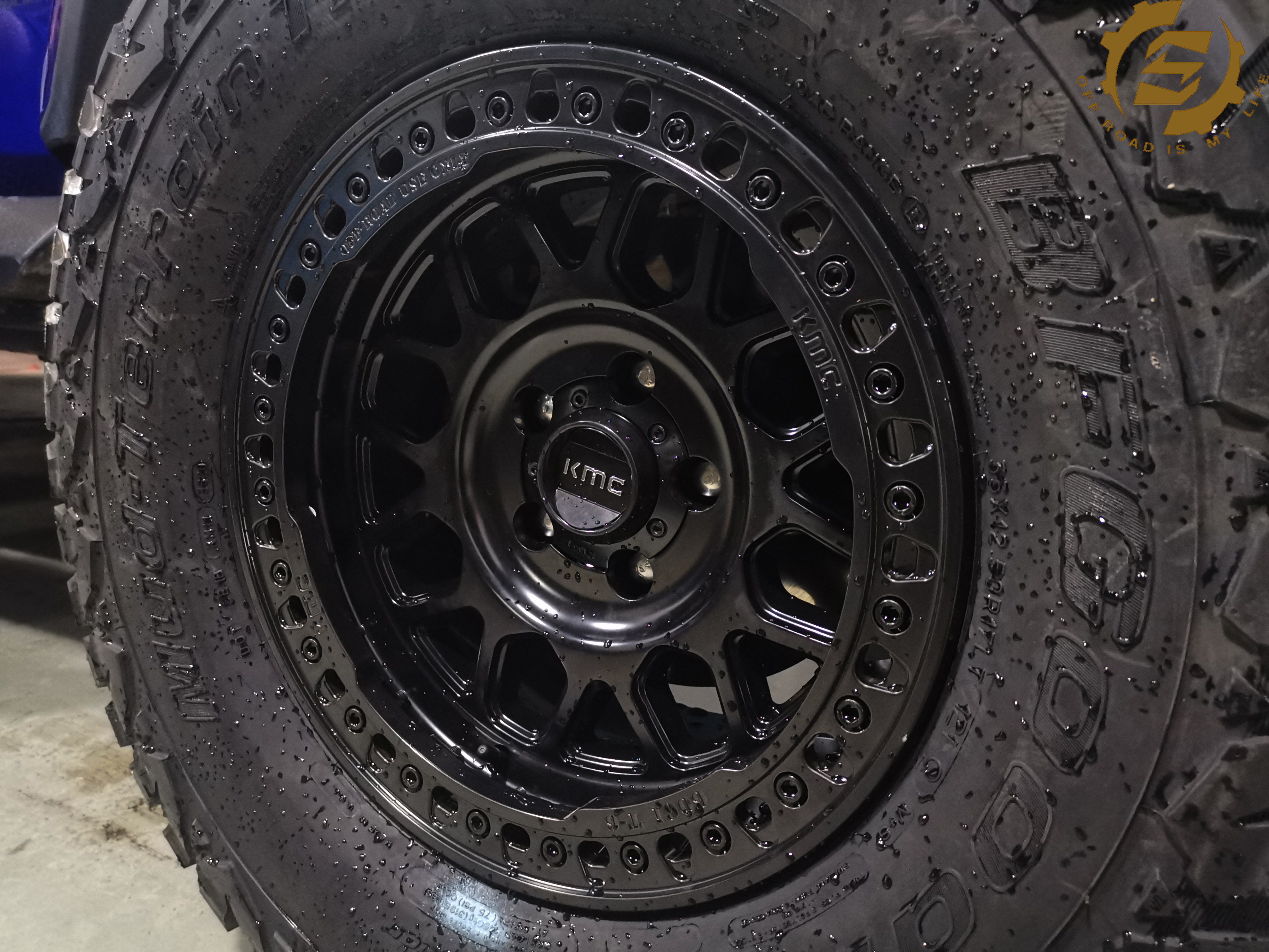 底盘方面动的地方就比较多了，百路驰KM3 35×12.5R17的轮胎，KMC 17寸的防脱圈轮毂，以便客户在长途旅行时 ...