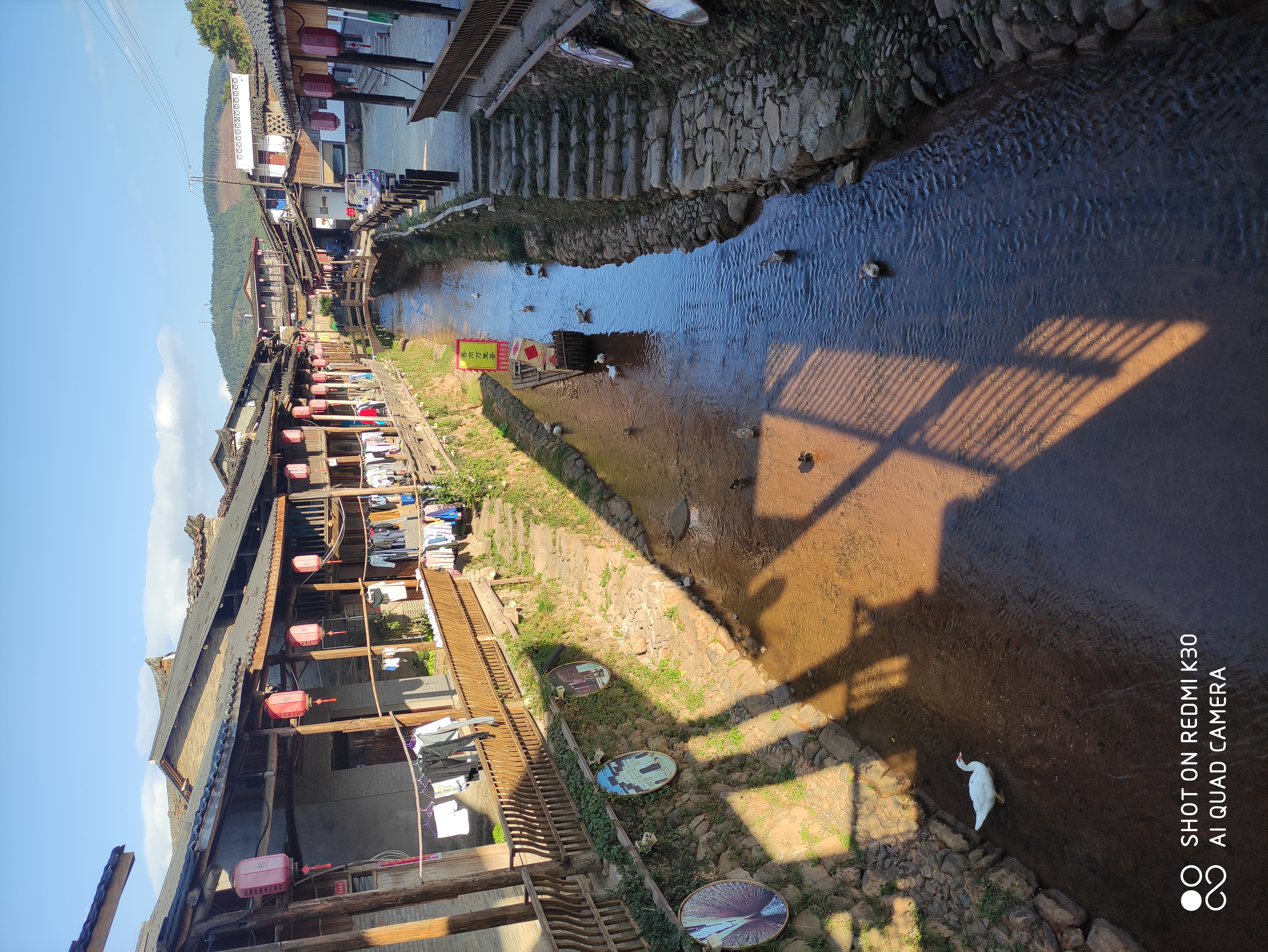 下梅村到了。要门票，半票给15元。还有导游