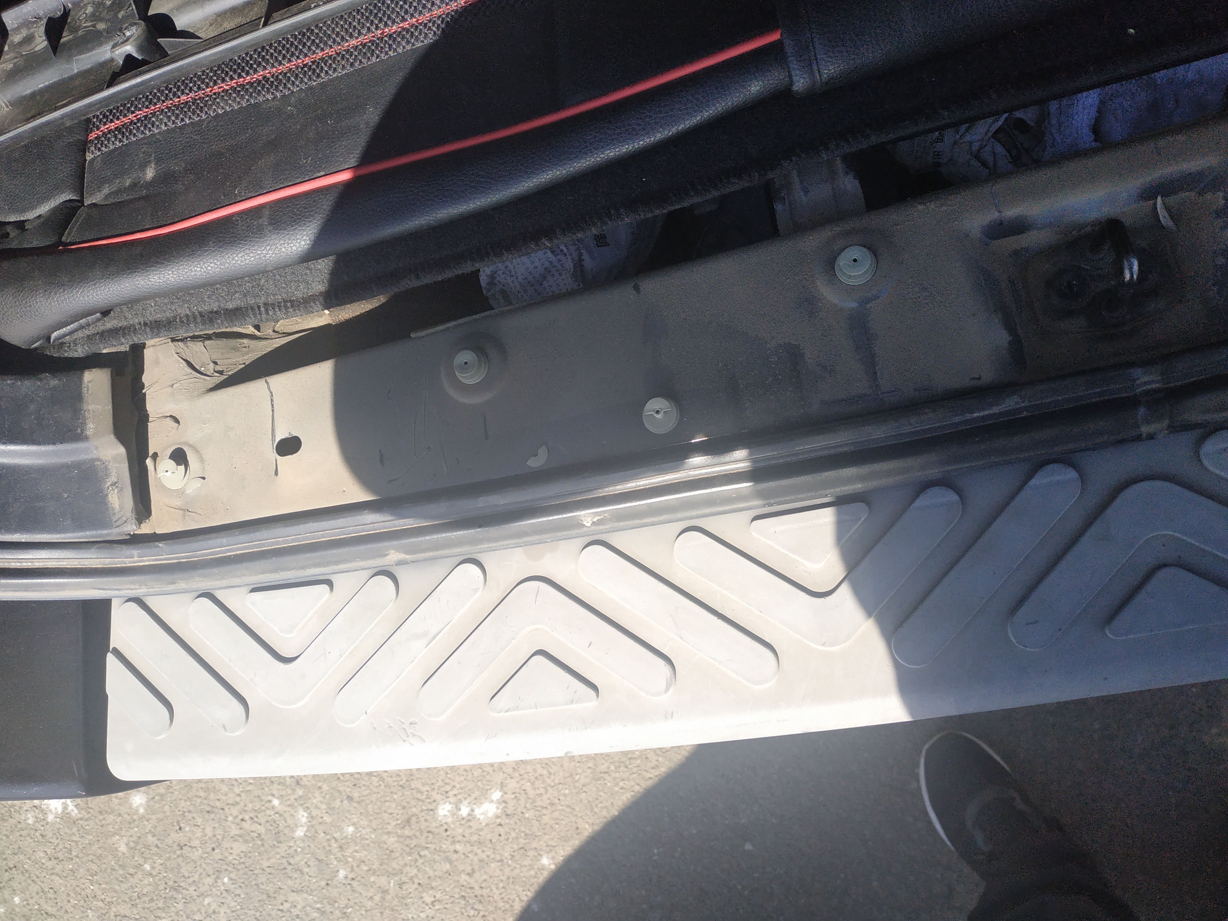 这个盖板撬开后卡子全断了，好在之前买了百十来个备着