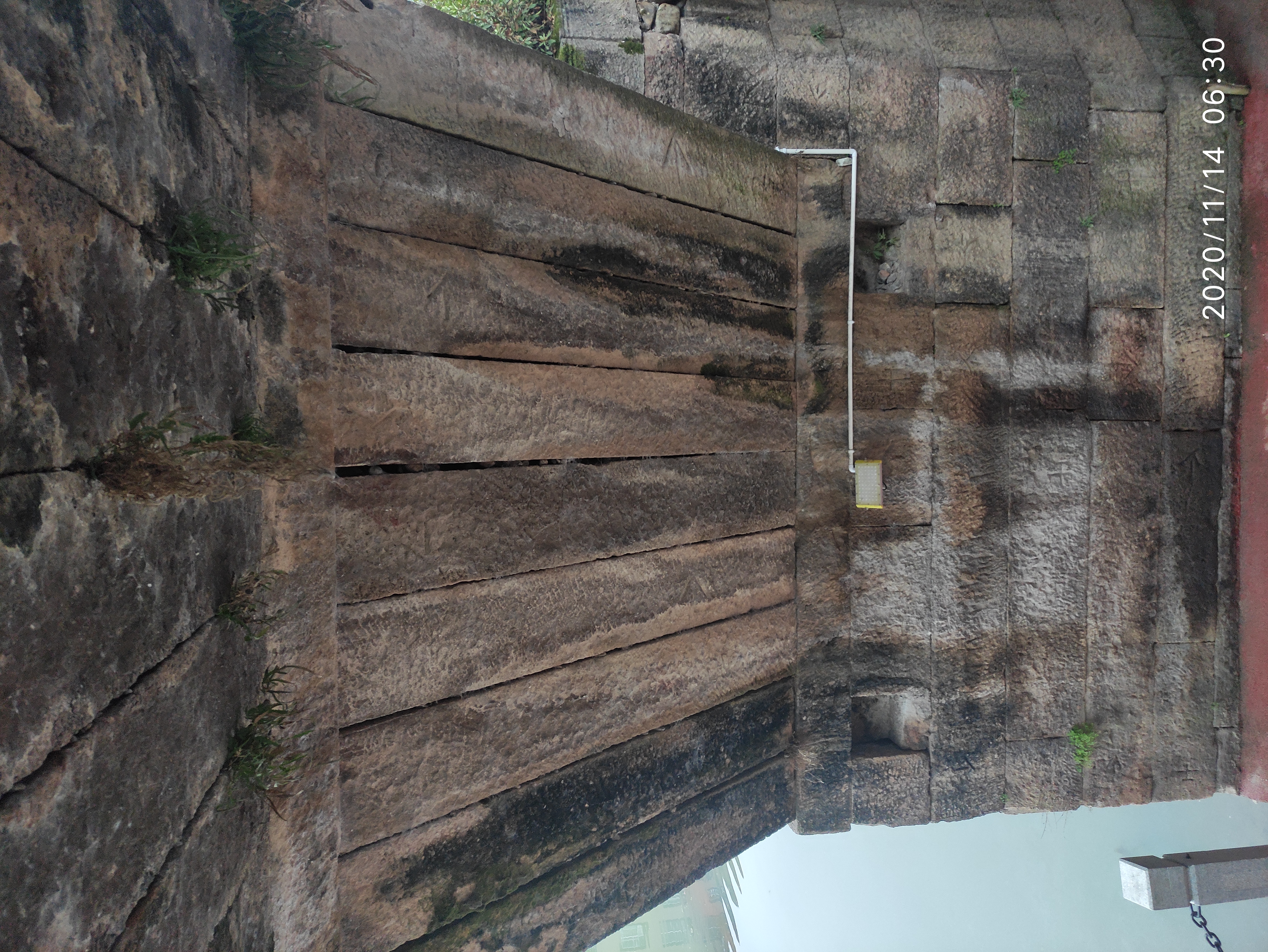 新建镇老桥的桥洞仰看