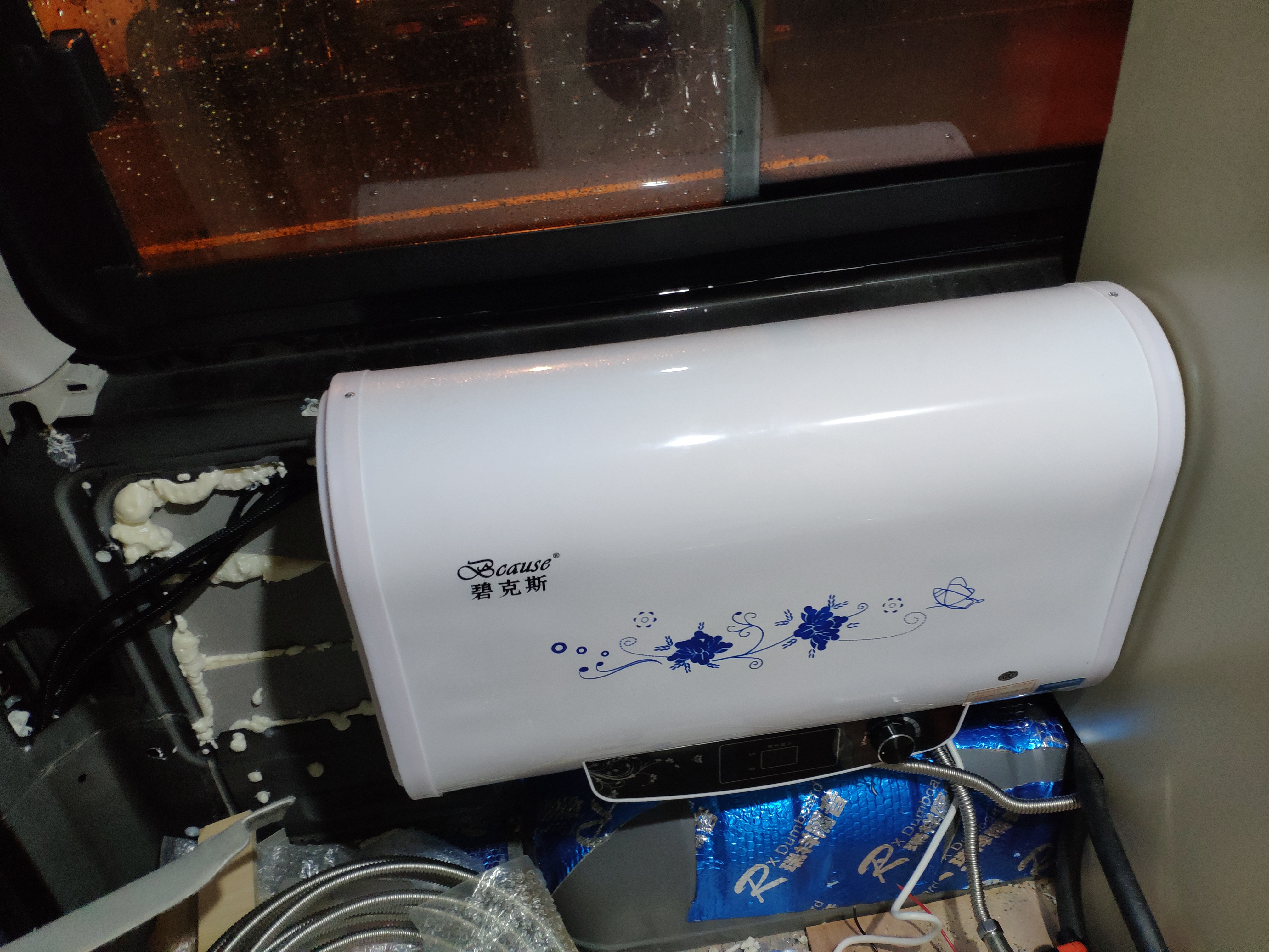 开始装热水器，热水器我用的是电热和气热两用的，好像是500大洋不到，直接把电热的废了，因为我怕触电，然 ...