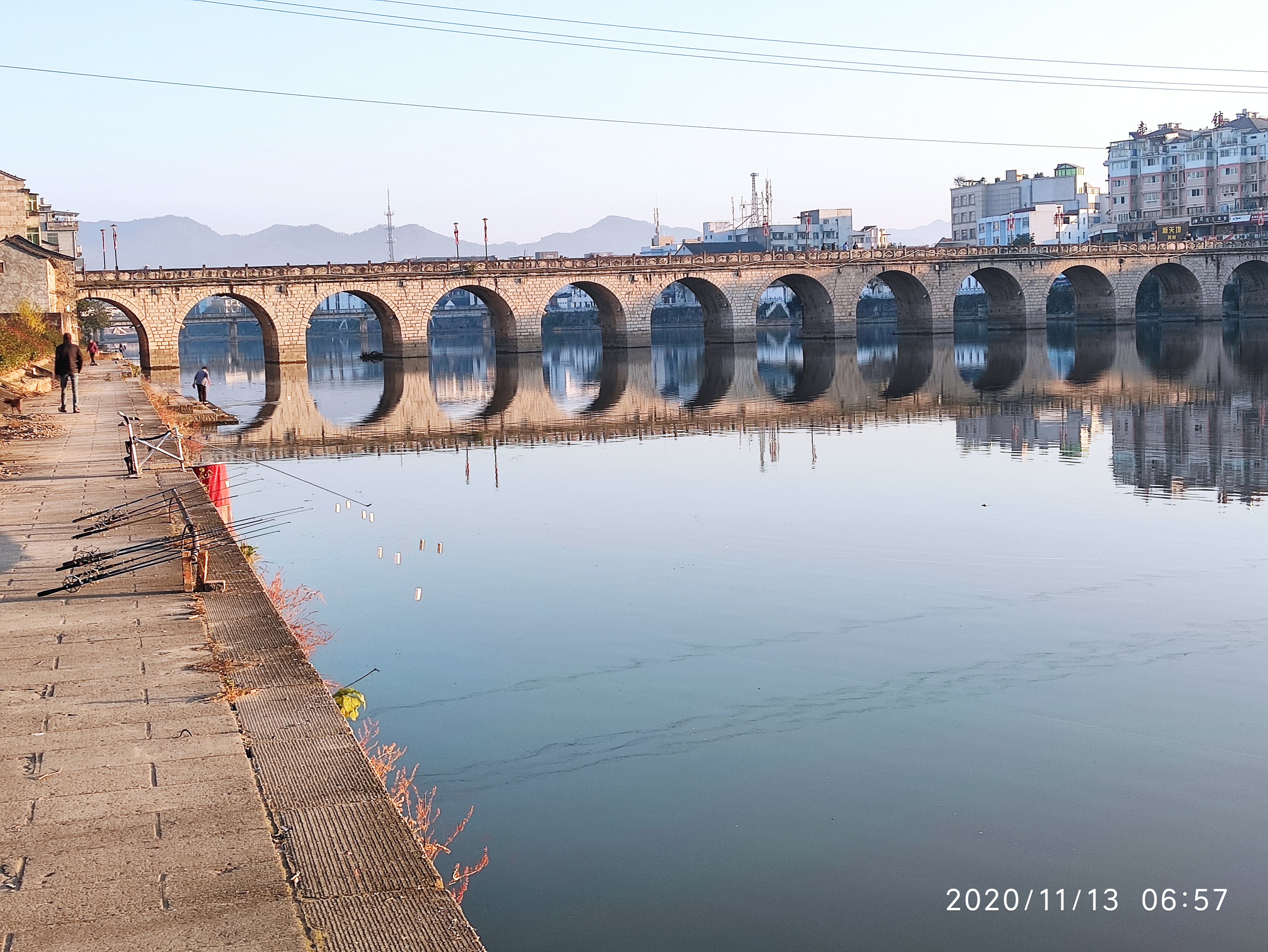 上午看了壶镇的一座洞桥