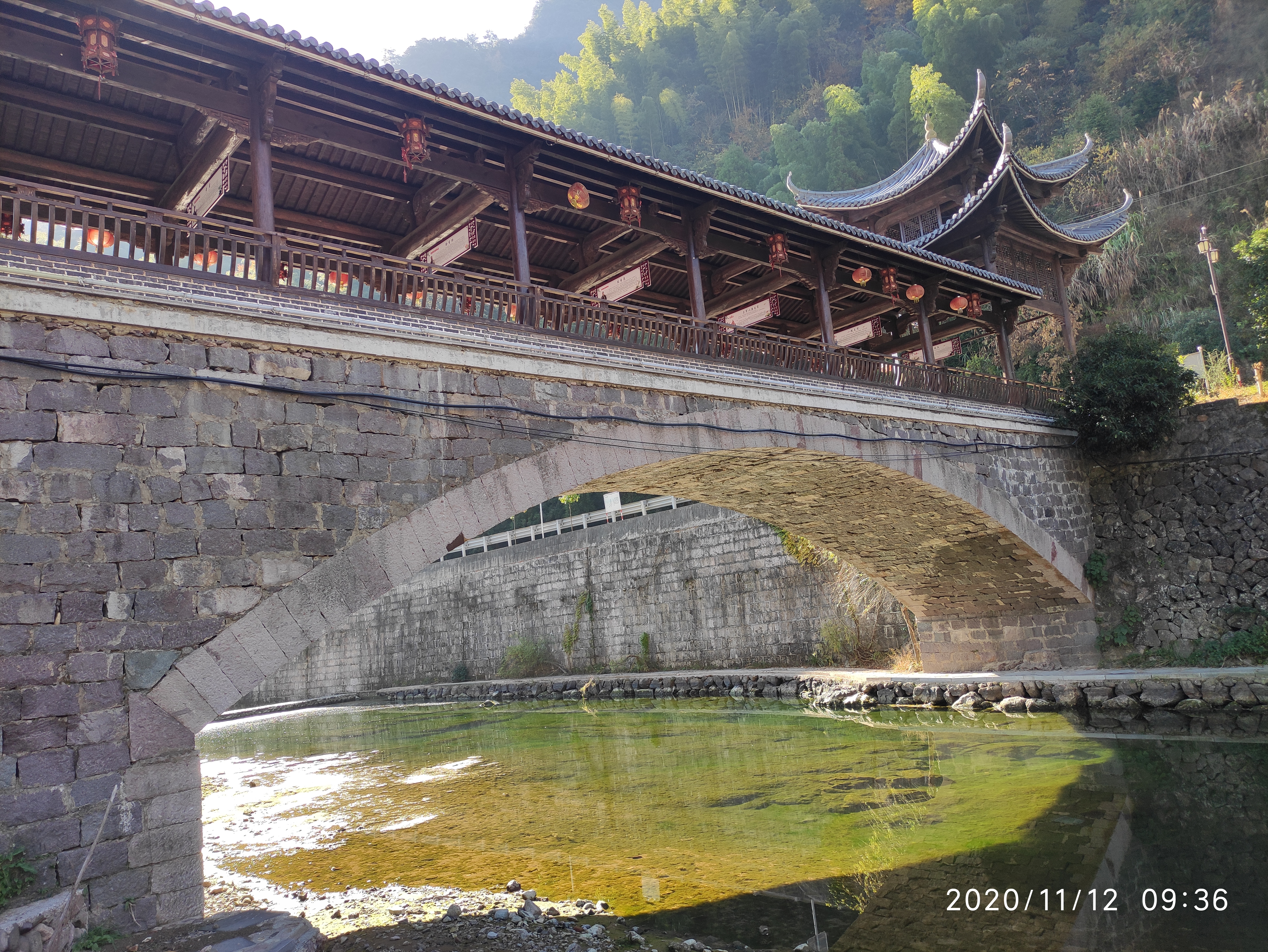 磐安县盘峰乡后阁村到了。村前一座新廊桥一座