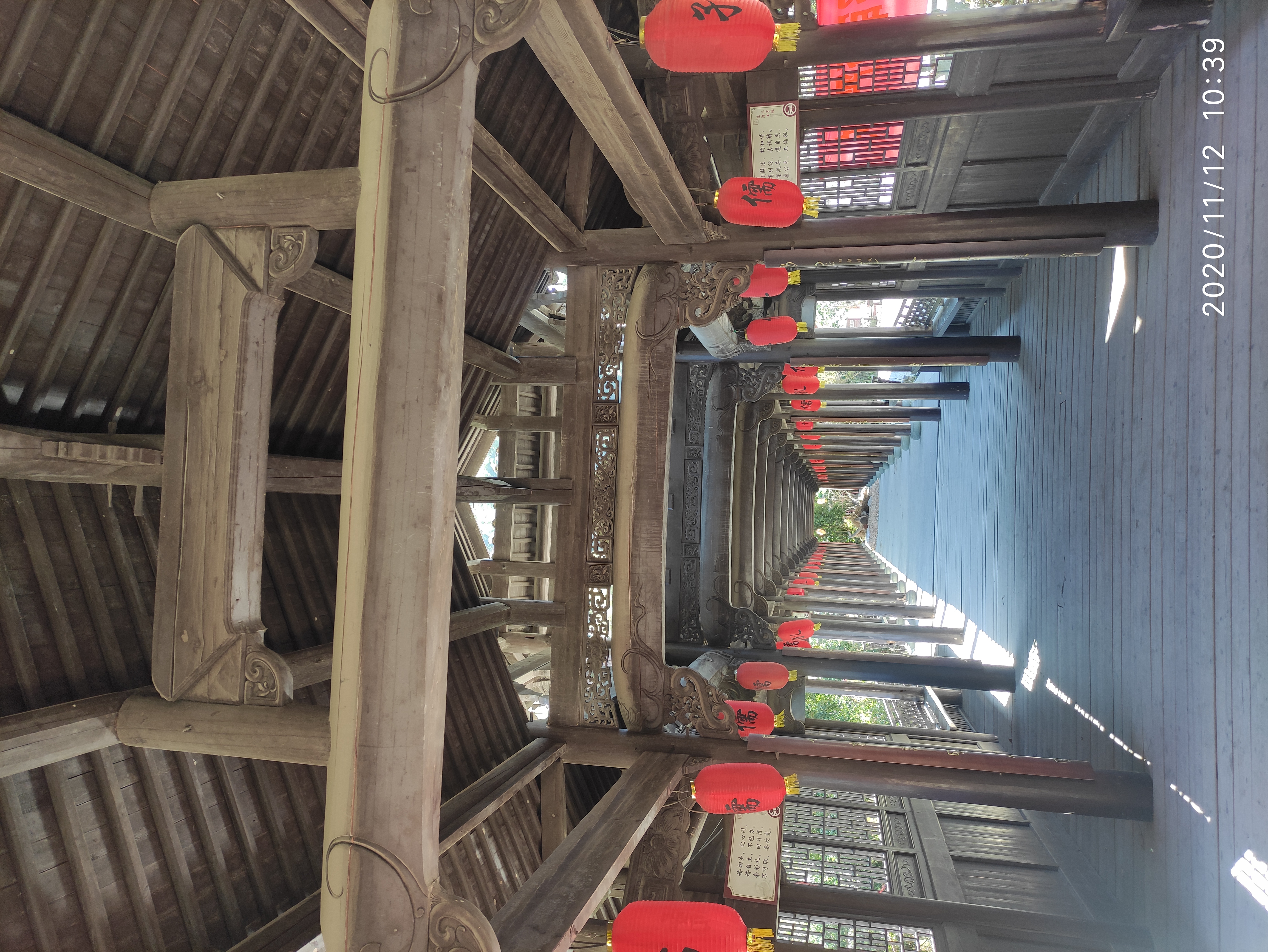 这座廊桥看来是老的了