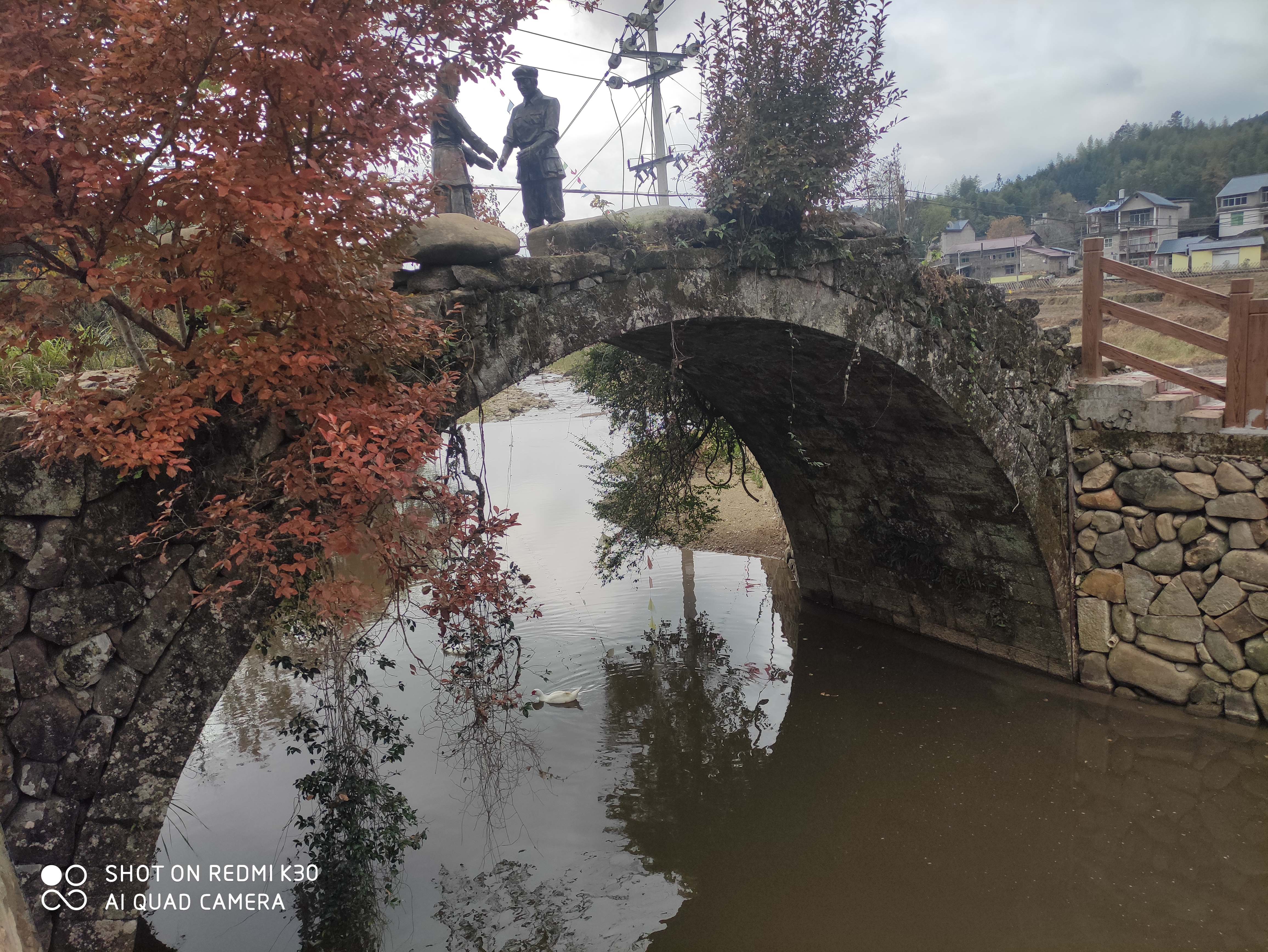 是老乡迎接红军的雕塑