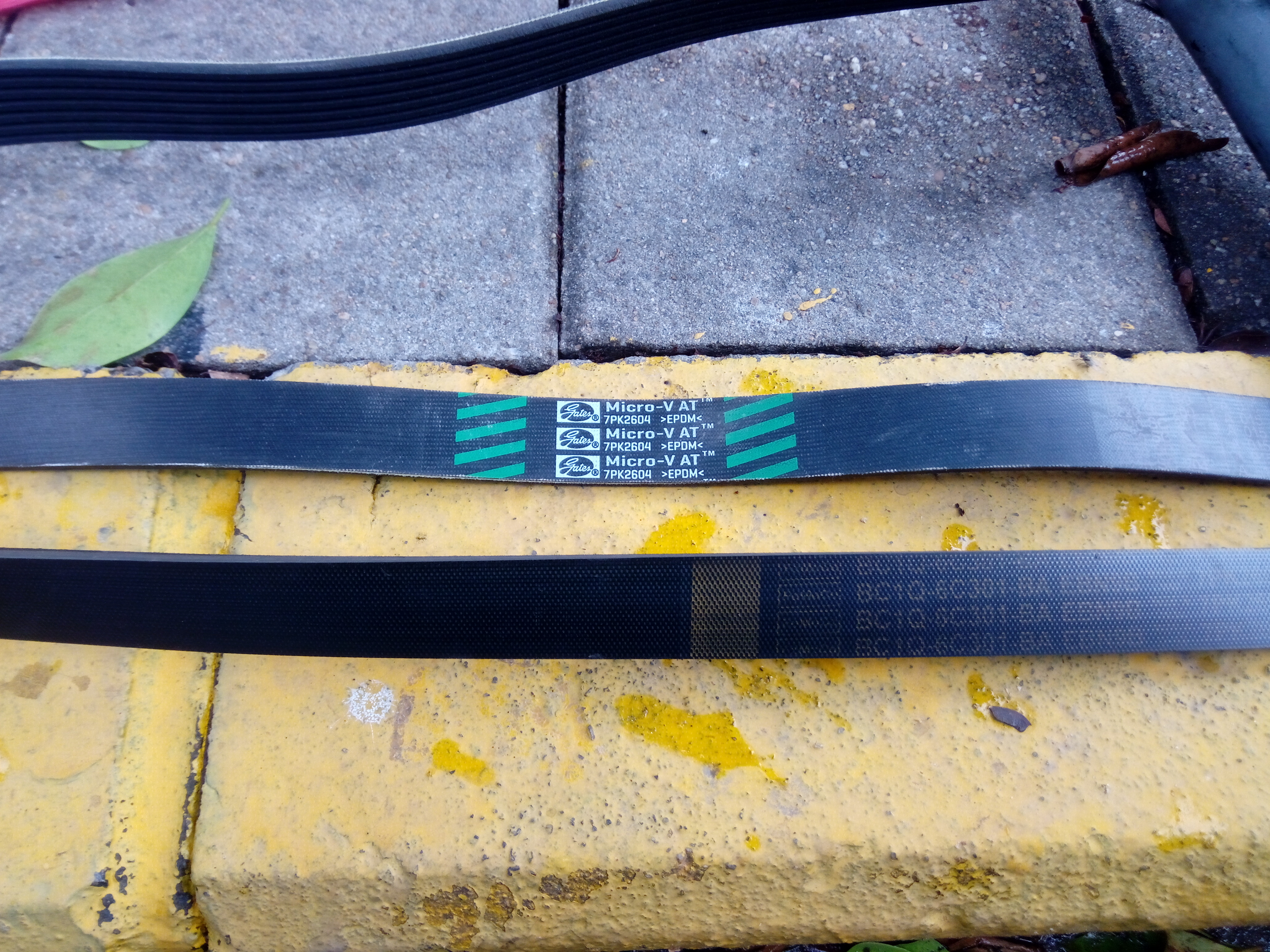 新旧两条皮带。虽然驭胜的皮带很少听说有坏的，但我认为即使不坏，大概10万公里或5年以上最好是换了。我的 ...