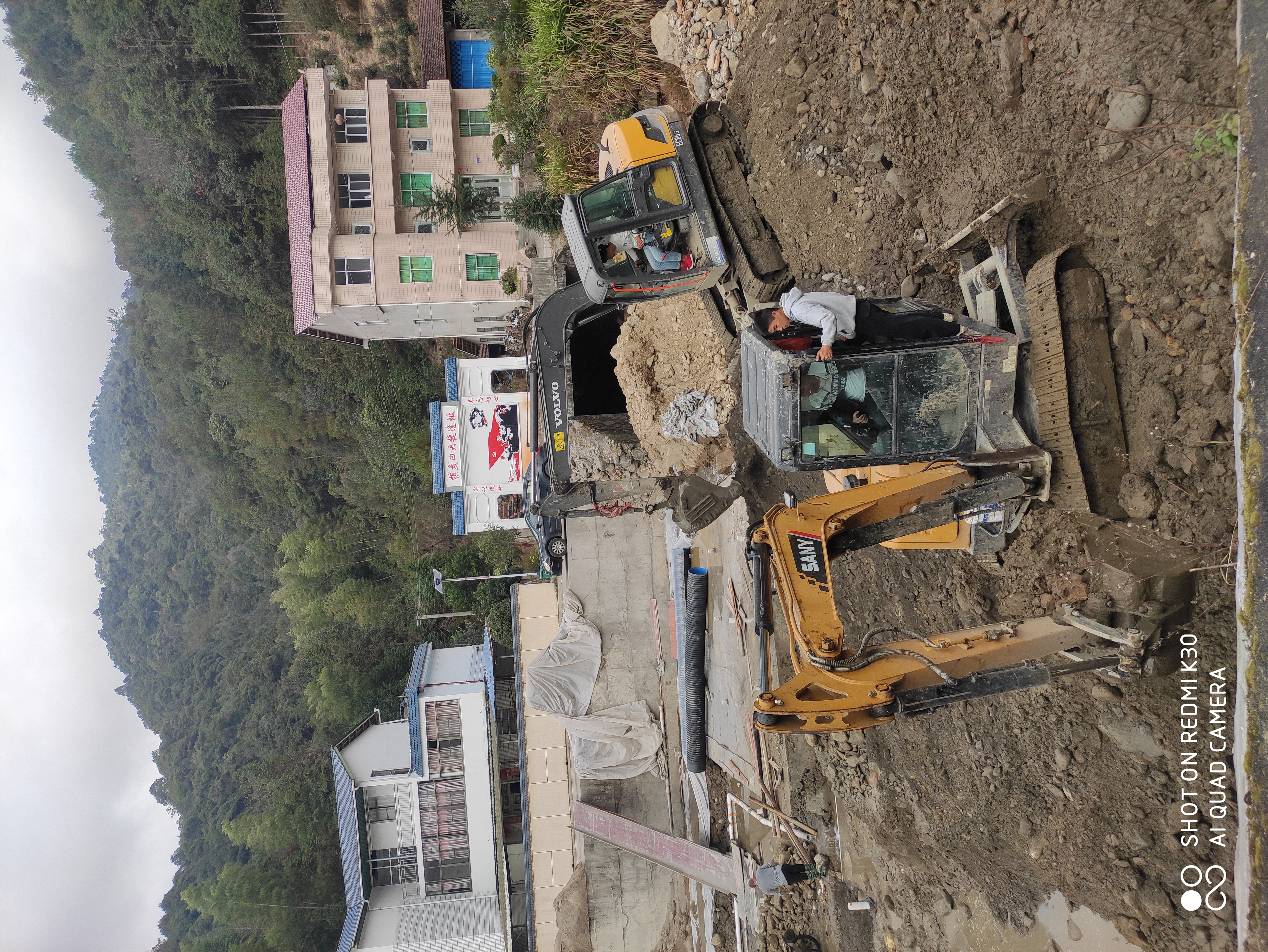 村庄后面在建与公路相通的桥梁