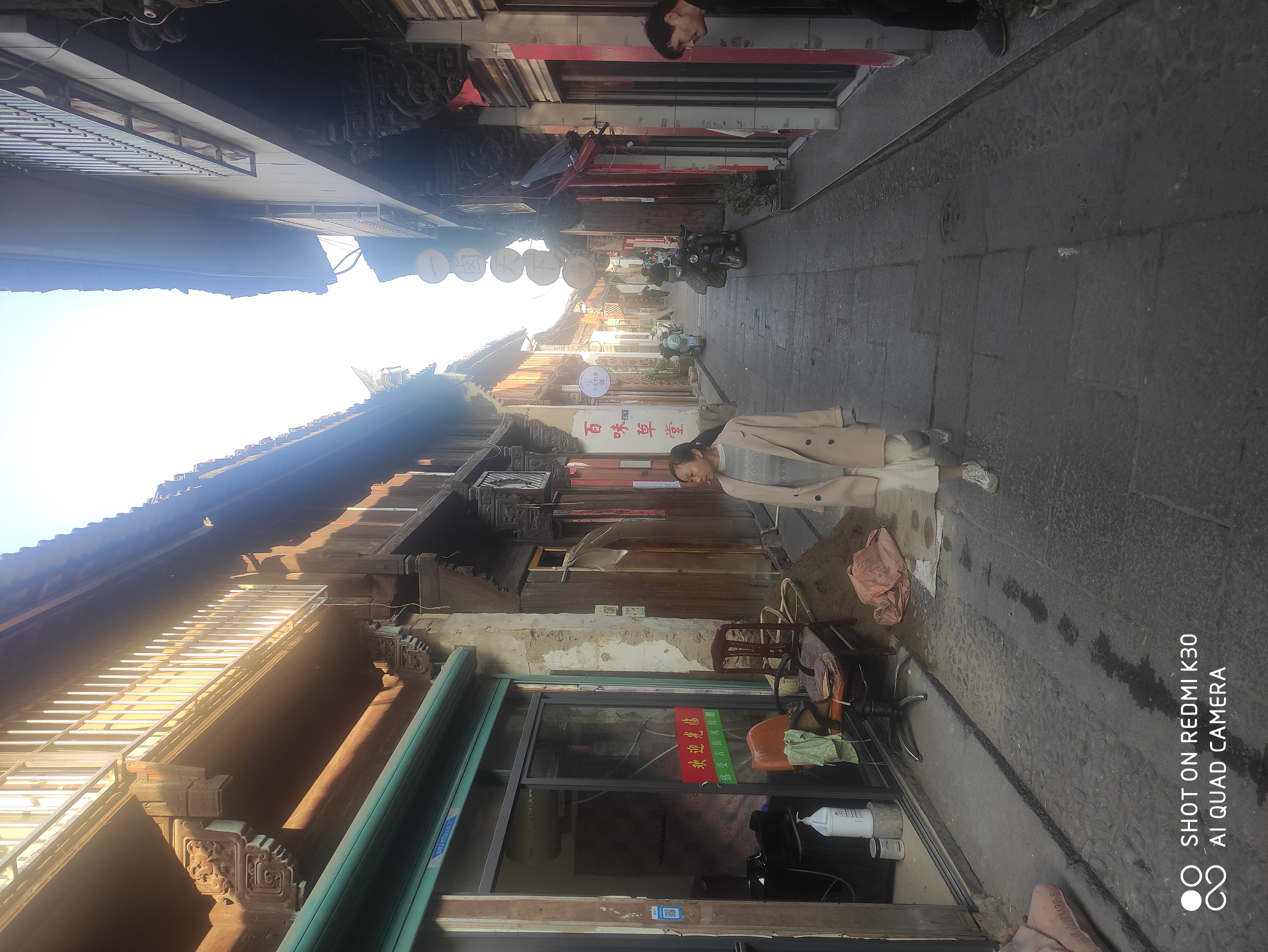 又从弄堂穿出回到另一条老街