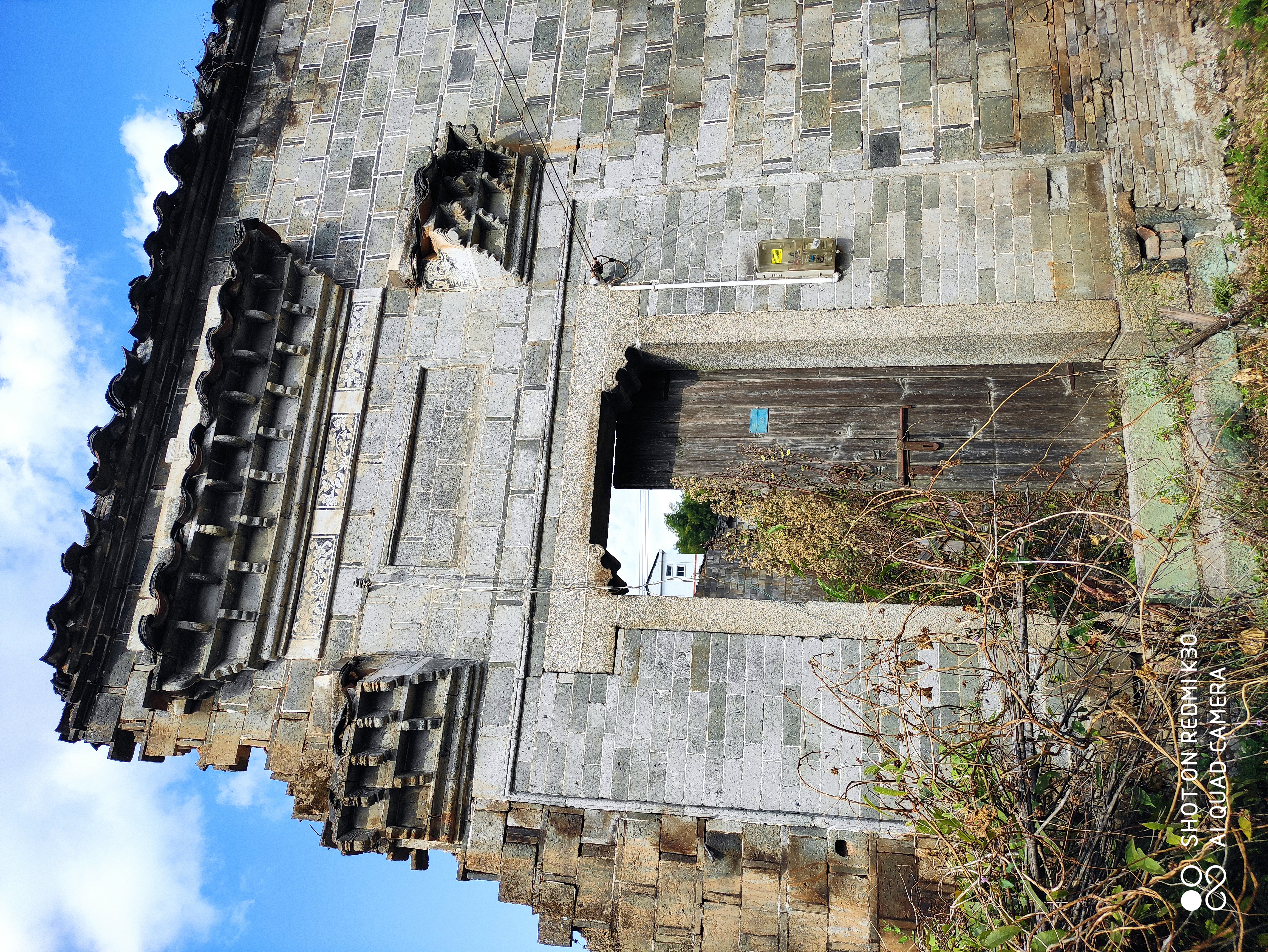 来到一个路边老村落叫宝积村