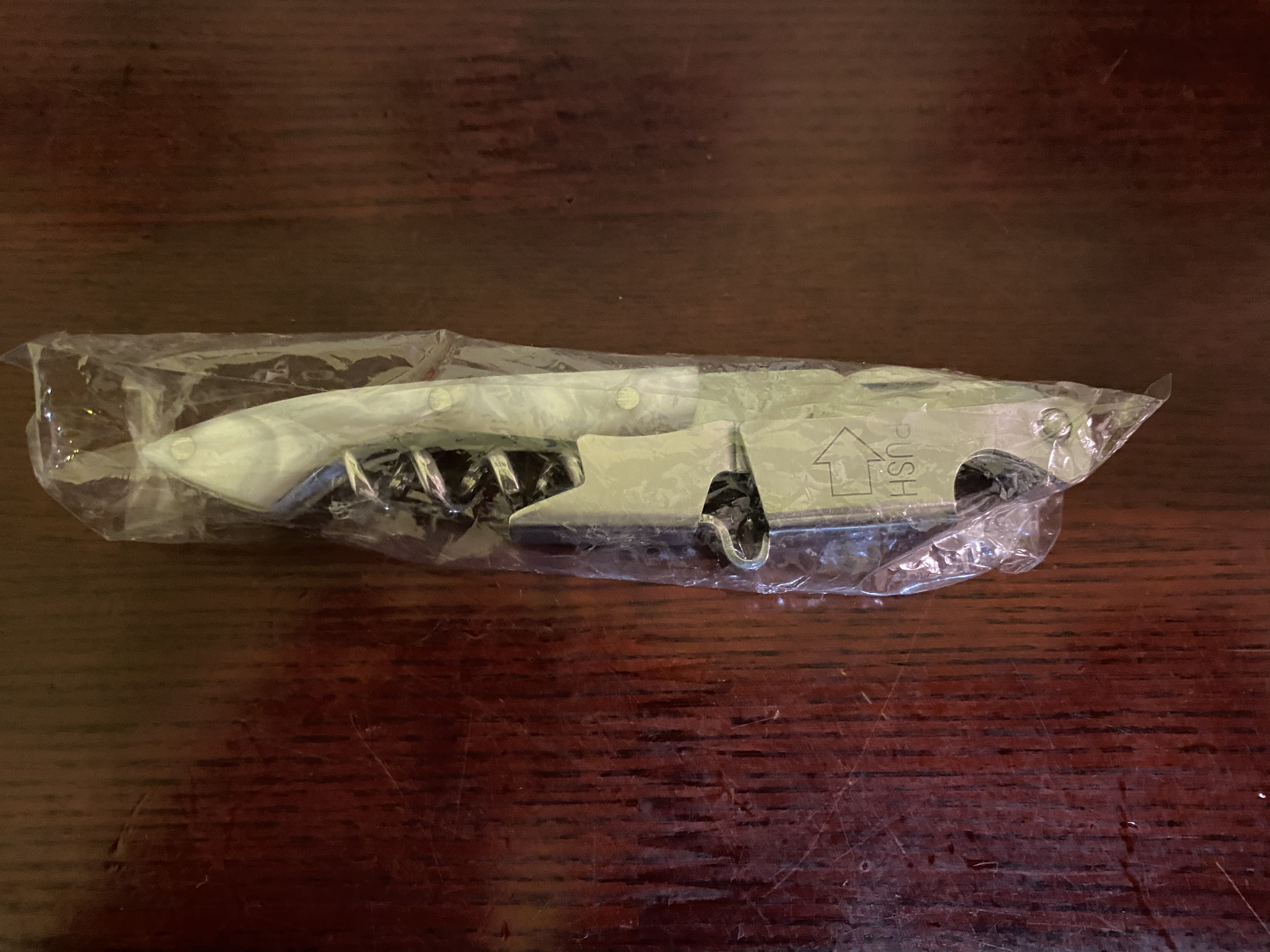 全新海马刀一个。