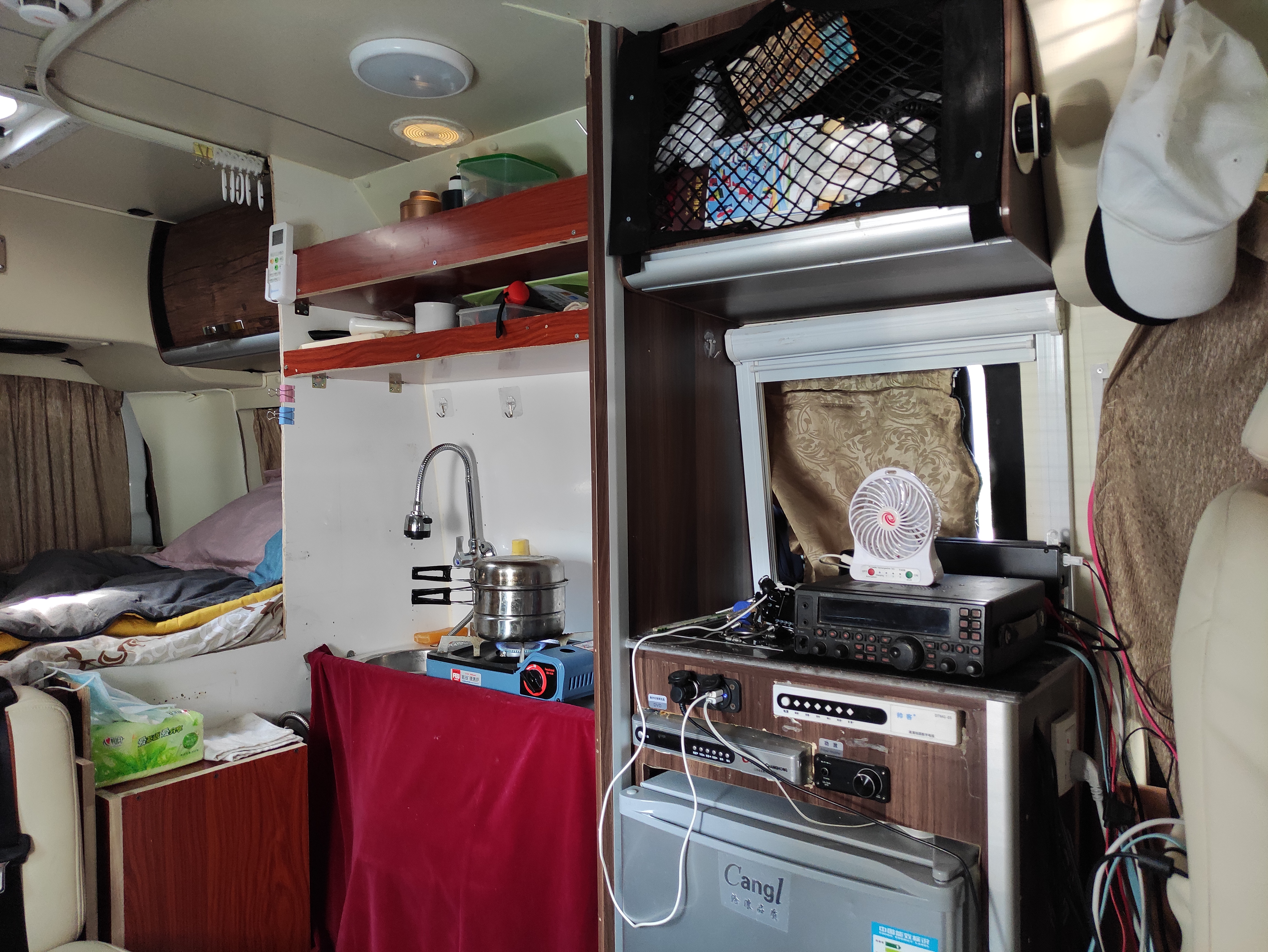 保留了抽拉式马桶在红布后面。