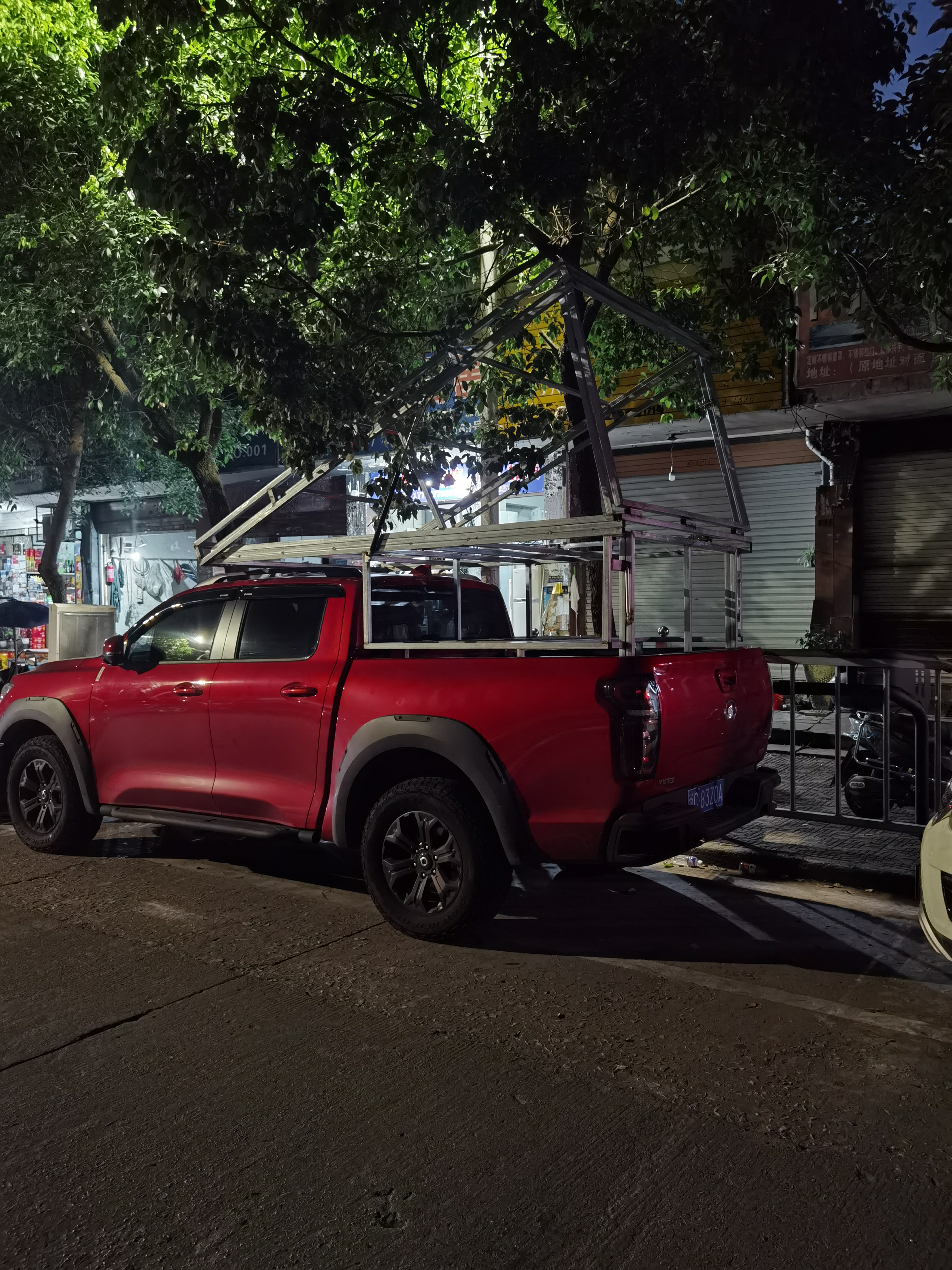上车。。目前重量估计200斤了。。。上盖和三面翻板重量有点超出意料