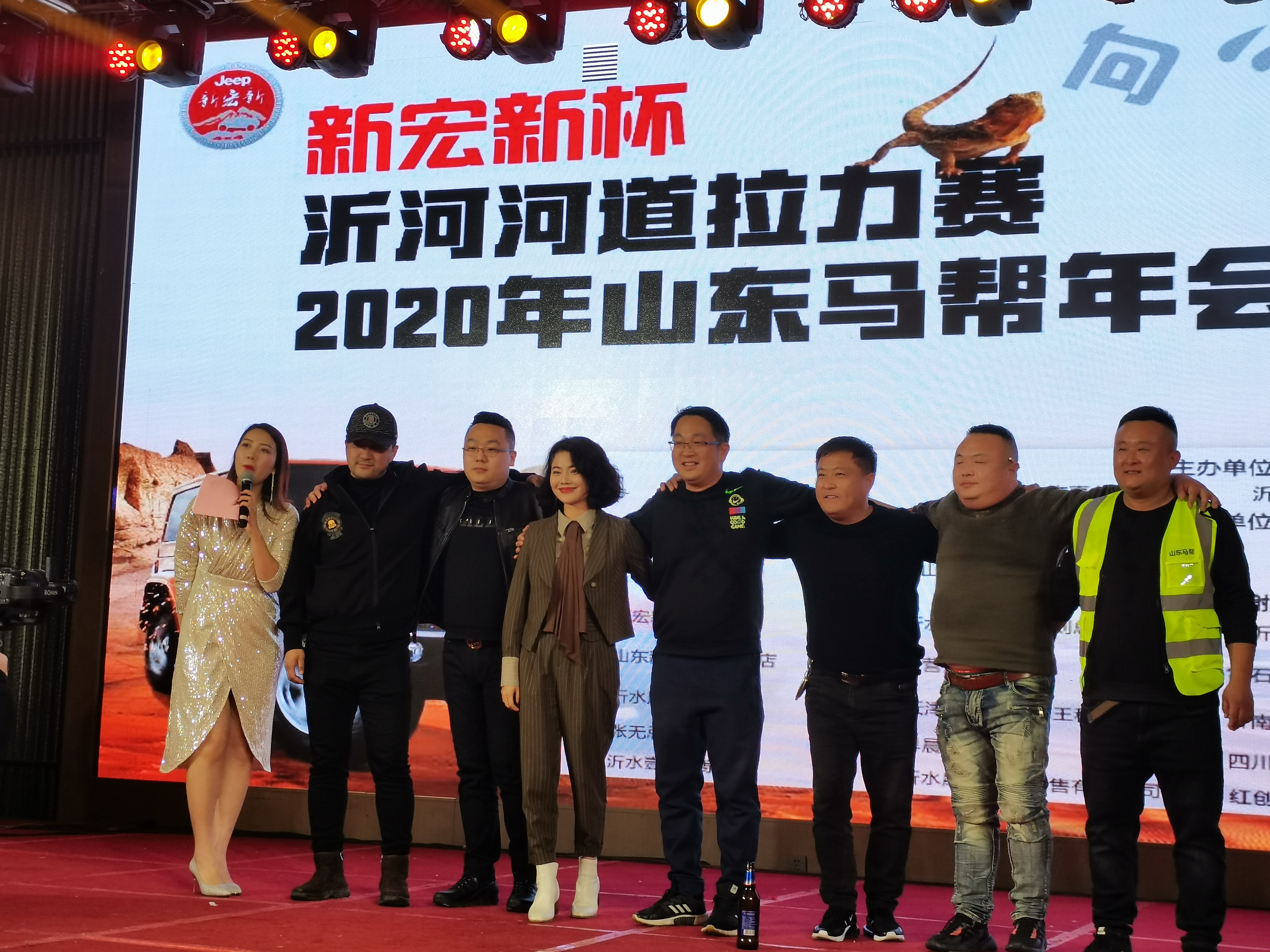 来自四川马帮的古月大美女是全场的焦点。