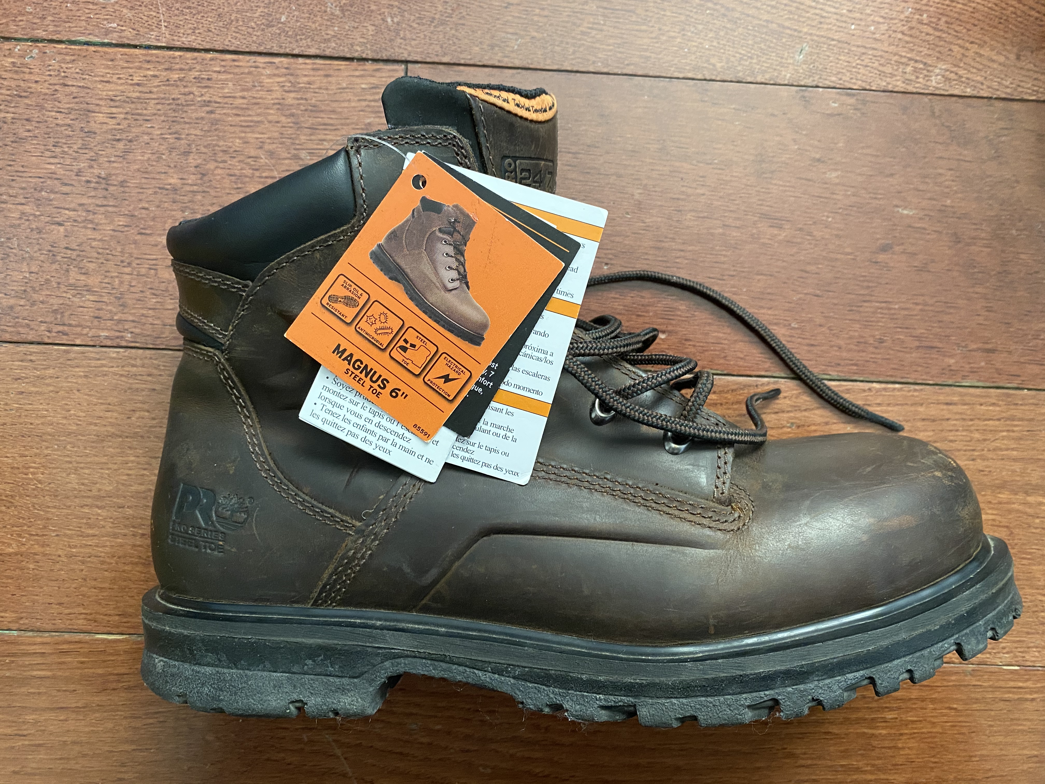 实际照片，亲戚给的清库的鞋，部分位置有各种划痕和试穿等痕迹，完美主义者别买，希望它能给族友在寒冷的冬 ...